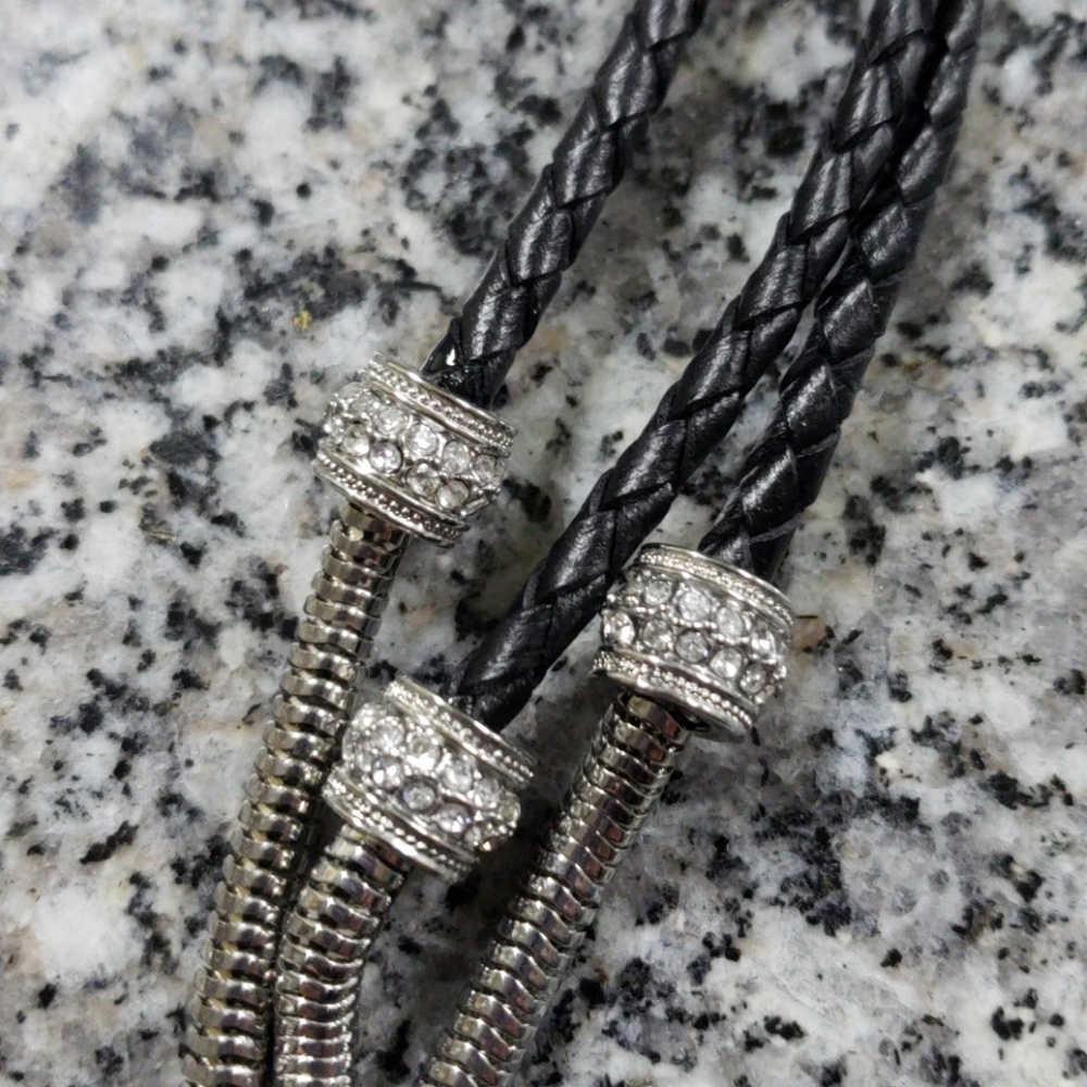 Fashion Jewelry. Black and silver toned necklace - Picture 3 of 6